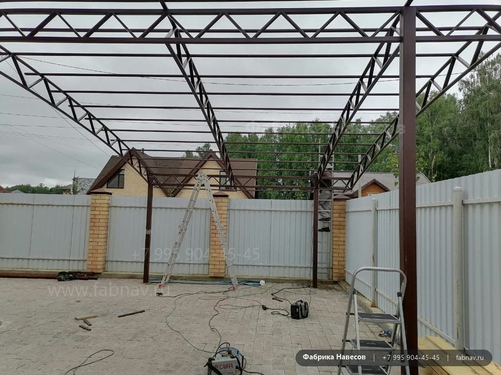 Навес из поликарбоната 7 × 5 м: каркас и кровля